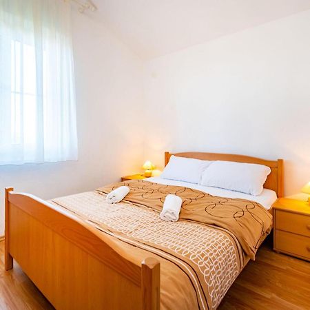 2 Bedroom Amazing Apartment In Nevidane Bagian luar foto
