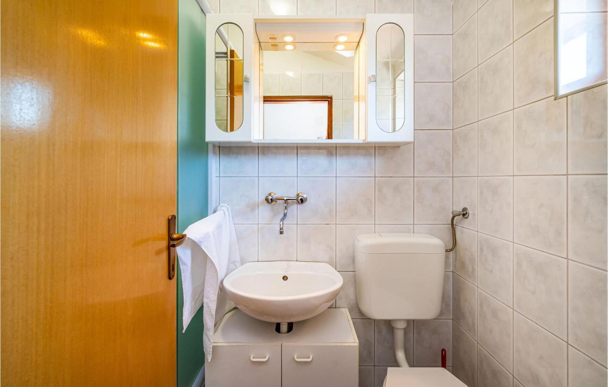 2 Bedroom Amazing Apartment In Nevidane Bagian luar foto