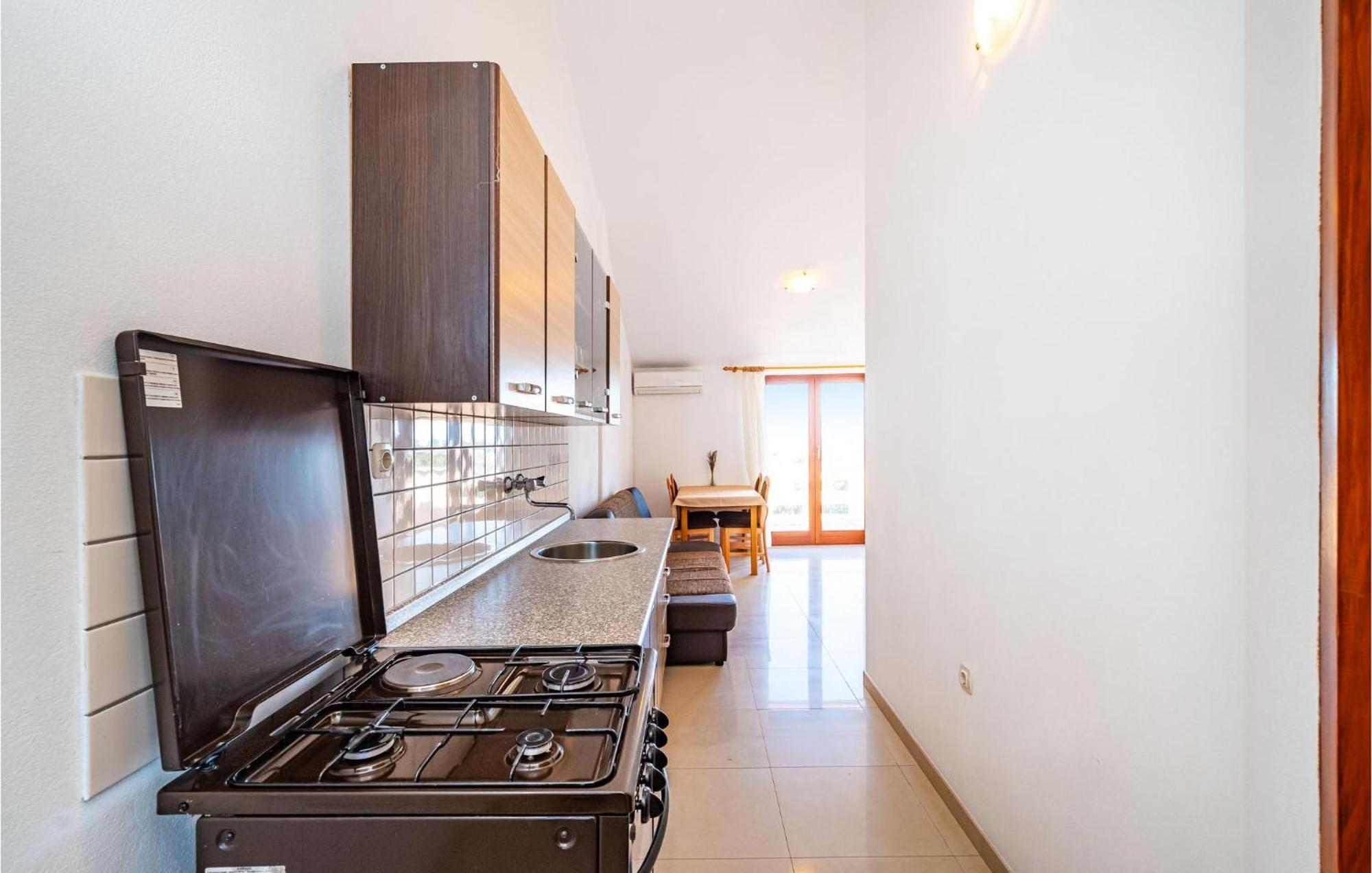 2 Bedroom Amazing Apartment In Nevidane Bagian luar foto