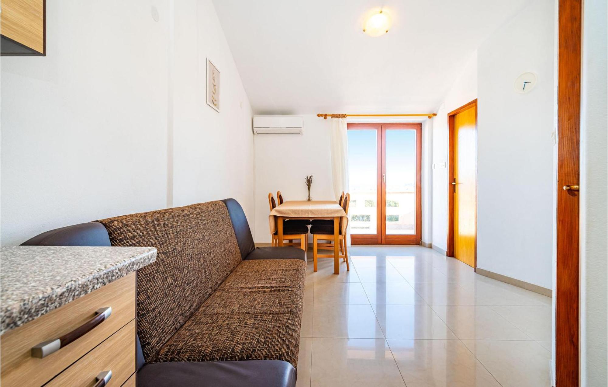 2 Bedroom Amazing Apartment In Nevidane Bagian luar foto