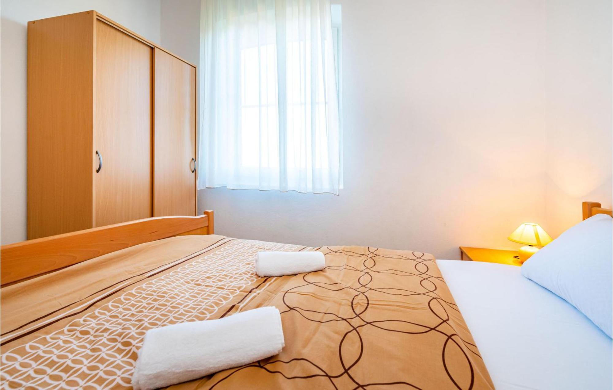 2 Bedroom Amazing Apartment In Nevidane Bagian luar foto